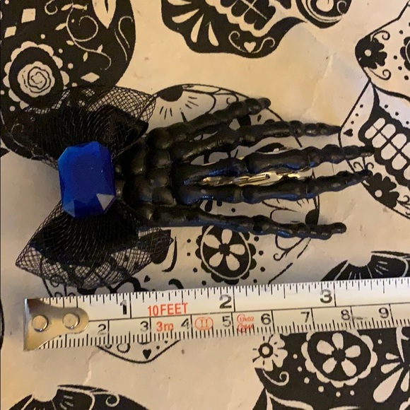 Black skeleton hand hair clip with blue jewel 💎 - Picture 16 of 16